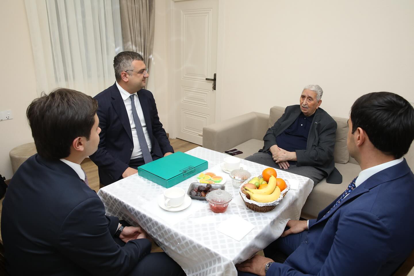Həmkarlar ittifaqının nümayəndələri Xalq artisti Arif Babayevi ziyarət ediblər